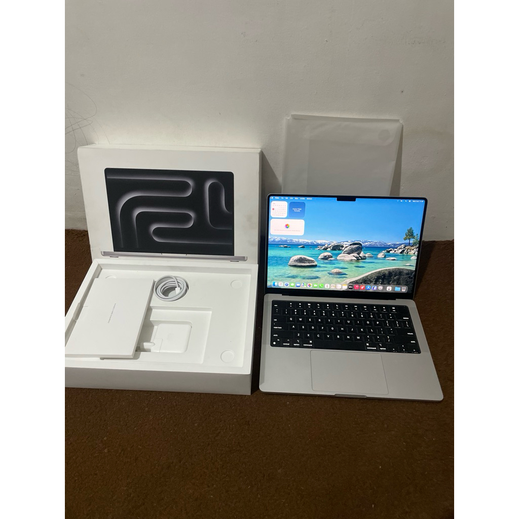 Second Macbook Pro M3 14inch 8/1TB iBox Like New Lengkap Murah