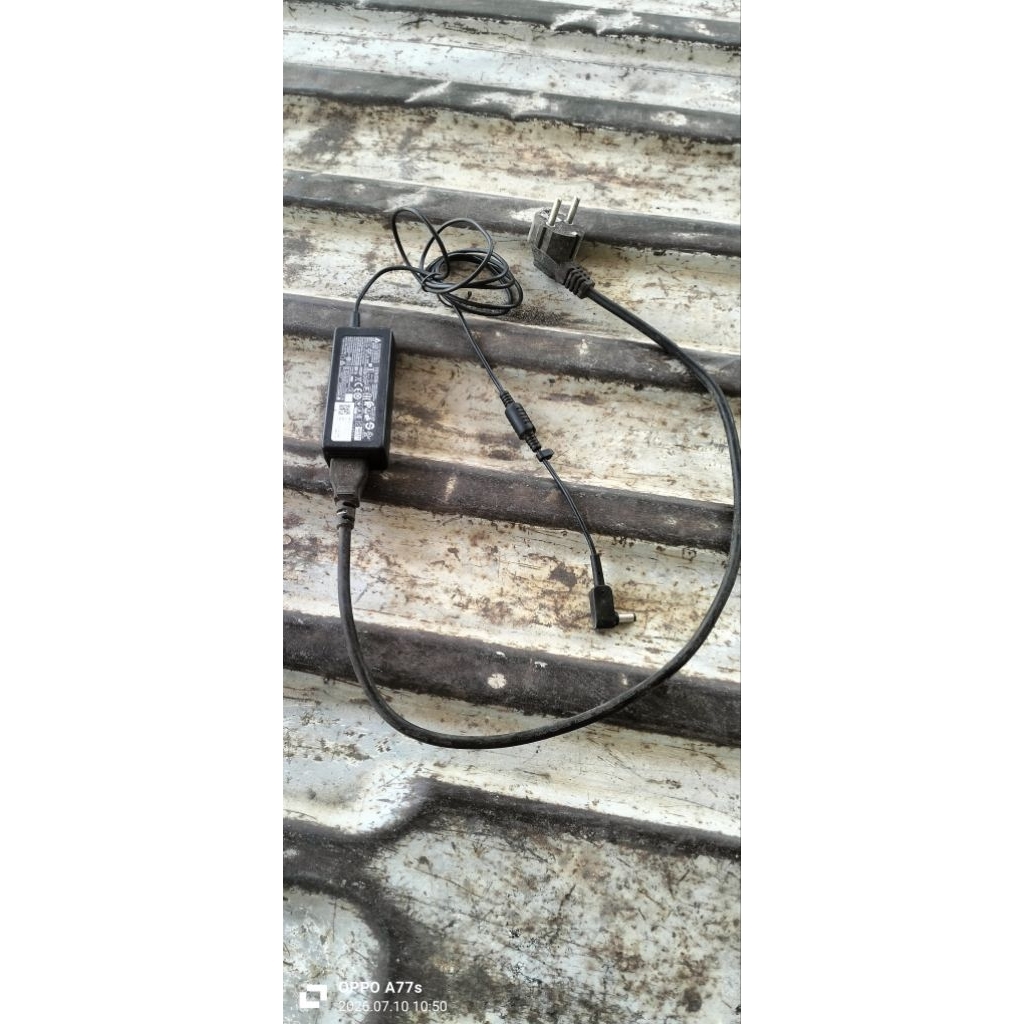 Adaptor bekas Laptop 19V/2,3A