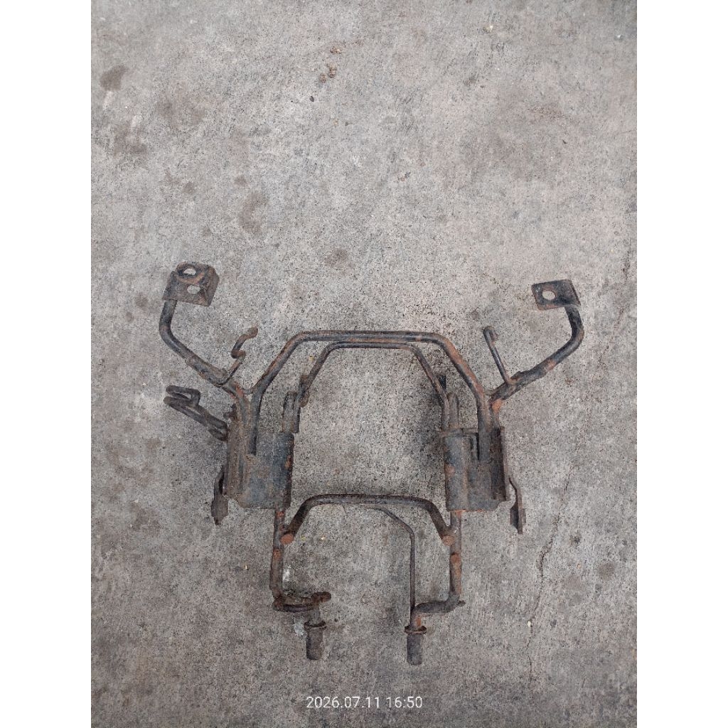 Breket Dudukan Pangkon Lampu Depan TIGER REVO PECE ORI COPOTAN SECOND BEKAS
