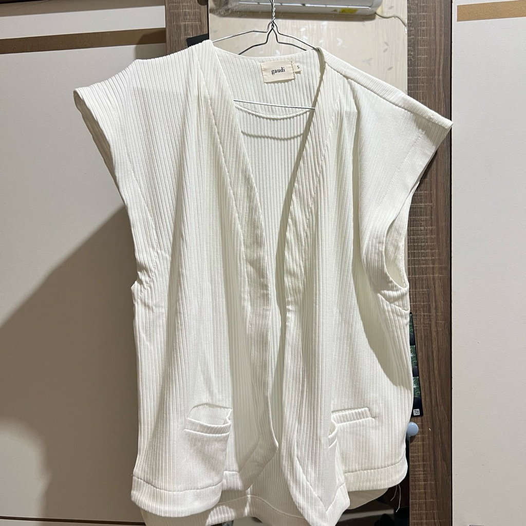 OUTER GAUDI / VEST GAUDI [NEVER USED]