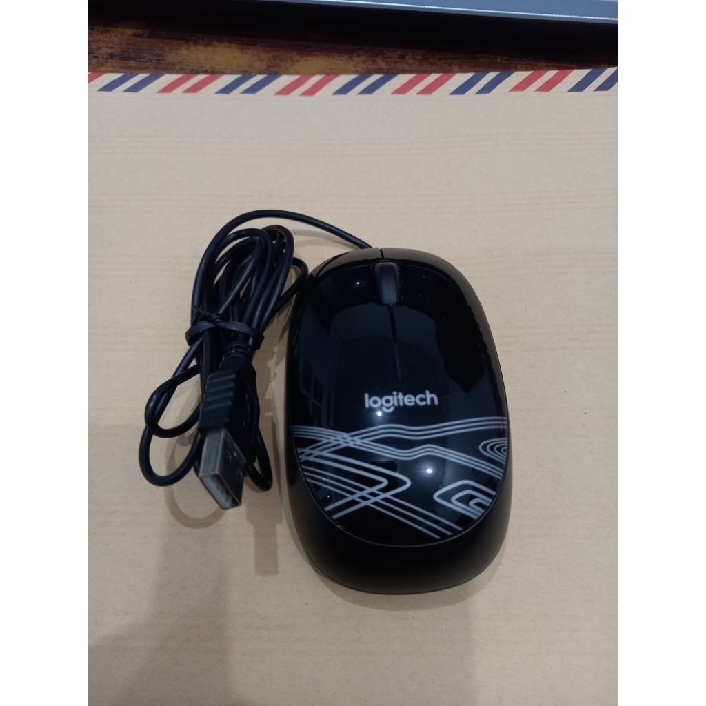 [preloved] Mouse Logitech Hitam Kabel USB Desain Minimalis Dengan Pola Garis Putih