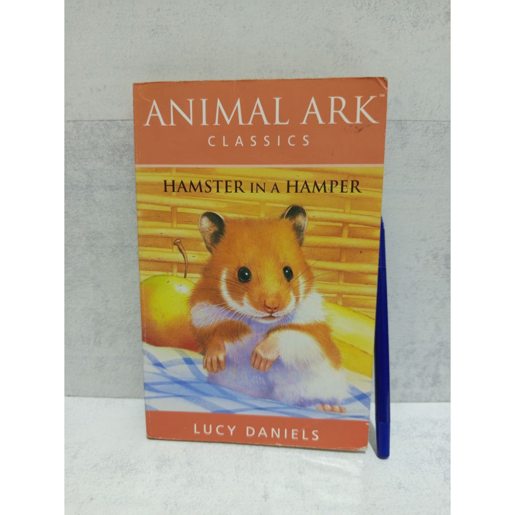 NOVEL INGGRIS ANIMAL ARK CLASSICS HAMSTER IN A HAMPER BY LUCY DANIELS