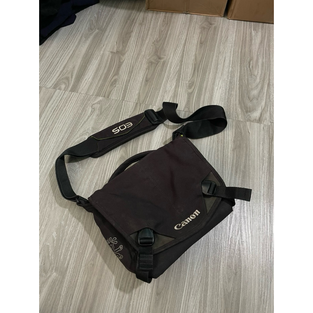 tas crumpler x canon camera