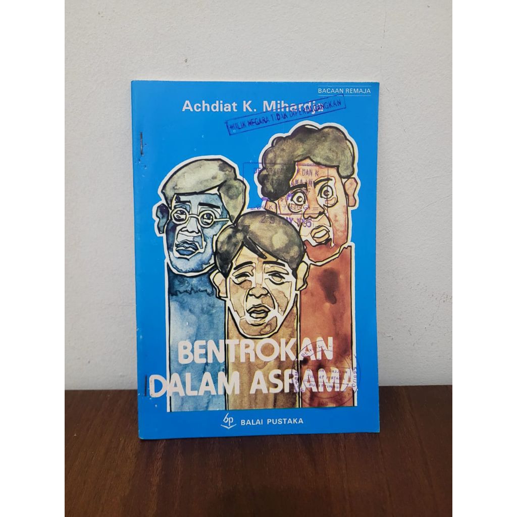 Buku cerita bentrokan dalam asrama oleh Achdiat KM tahun 1995