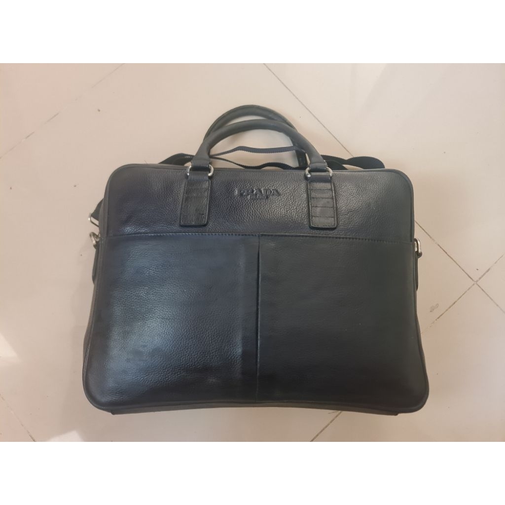 252. Prada Office Business Bag Tas Kerja Men Pria Blue Navy
Preloved
Leather Kulit Asli
Muat Laptop 