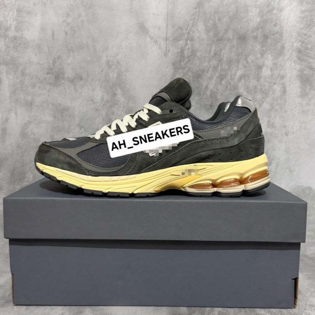 SEPATU PRIA SNEAKER 2002 R BLACK DARK GREY PREMIUM