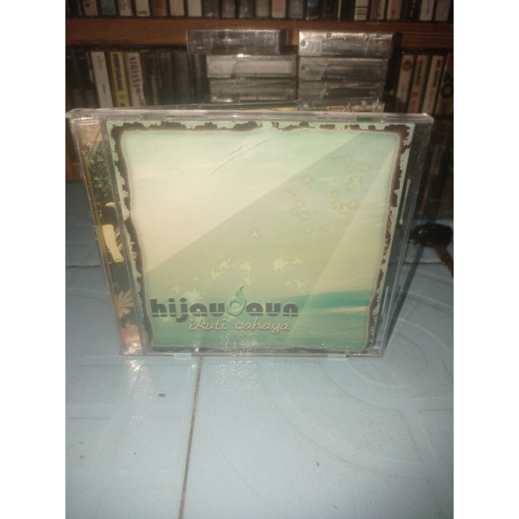 CD Hijau Daun Album Ikuti Cahaya Kondisi Bagus