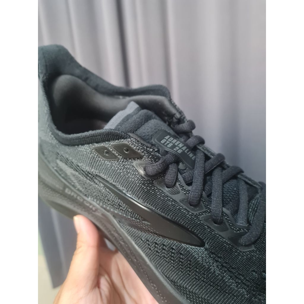 Sepatu Running Adrenaline 26