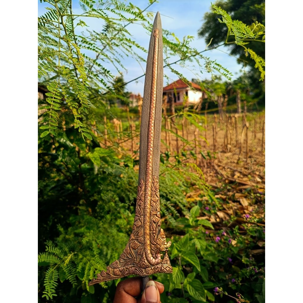 Keris Nogo Rojo kinatah kamarogan
