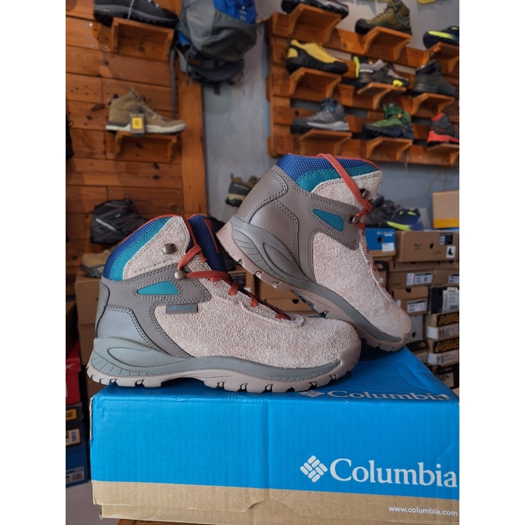 COLUMBIA Newton Ridge Waterproof boots hiking shoes sepatu gunung