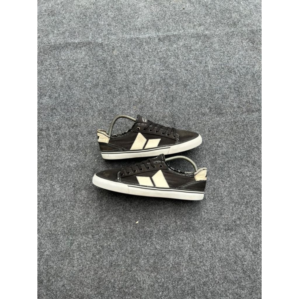 Macbeth James Black White (39 fit 40)