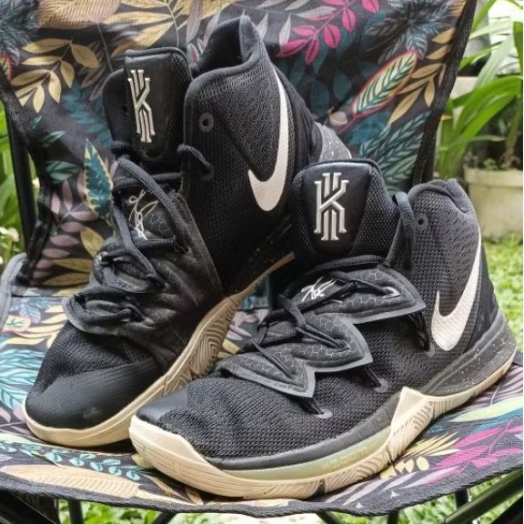 Nike Kyrie 5 EP Black Magic. Size kanan 41, size kiri 42. (second minus)