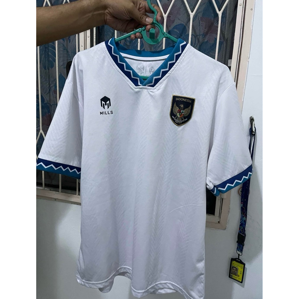 Baju timnas Mills putih