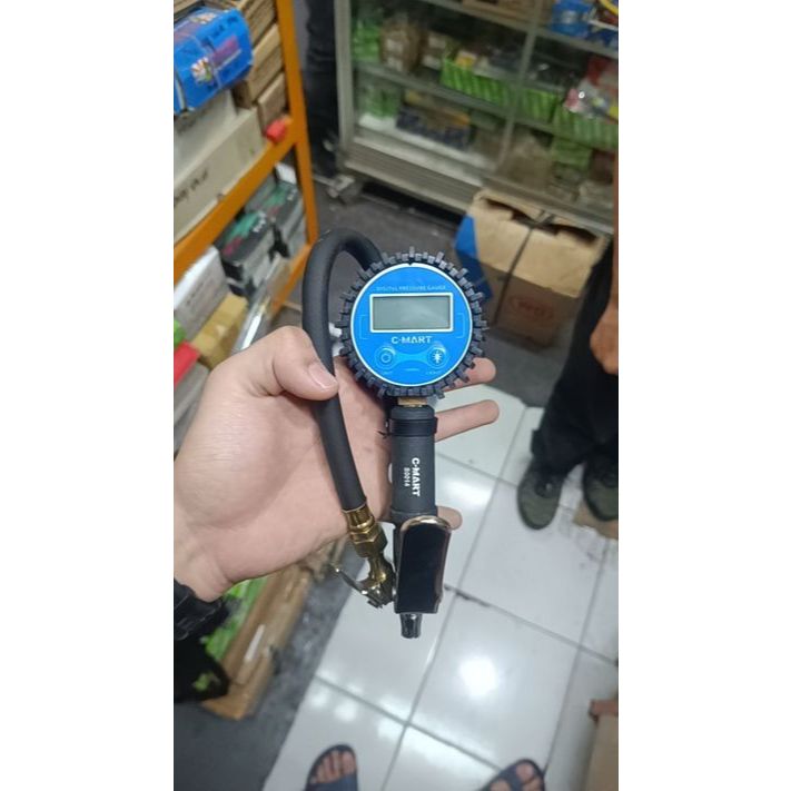 TIRE INFLATOR DIGITAL / TIRE INFLATOR W/ GAUGE / ALAT PENGISI BAN DIGITAL C-MART S0014