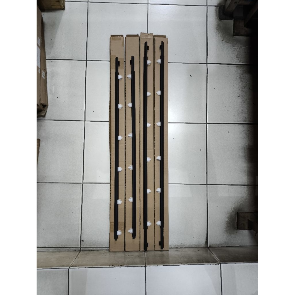 Pelipit lis karet kaca weatherstrip luar depan tengah belakang kanan kiri Toyota Avanza, Daihatsu Xe