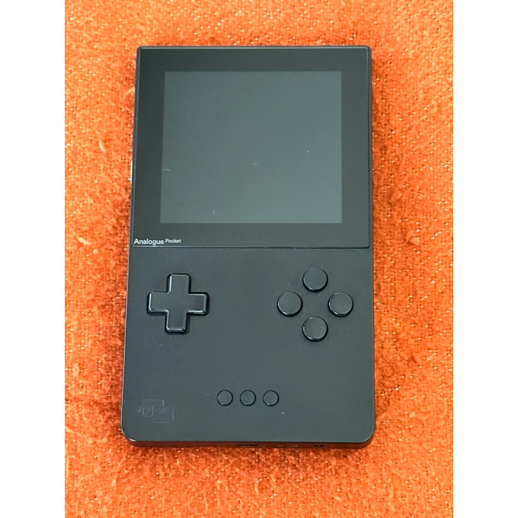 Analogue Pocket Retro Console Handheld - Hitam atau Putih
