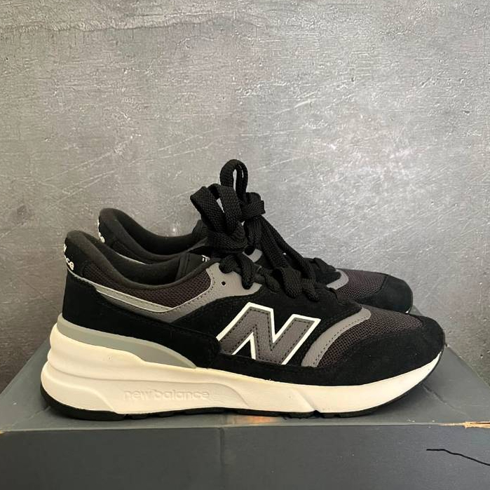 Hitam-Putih_(997 Black White)