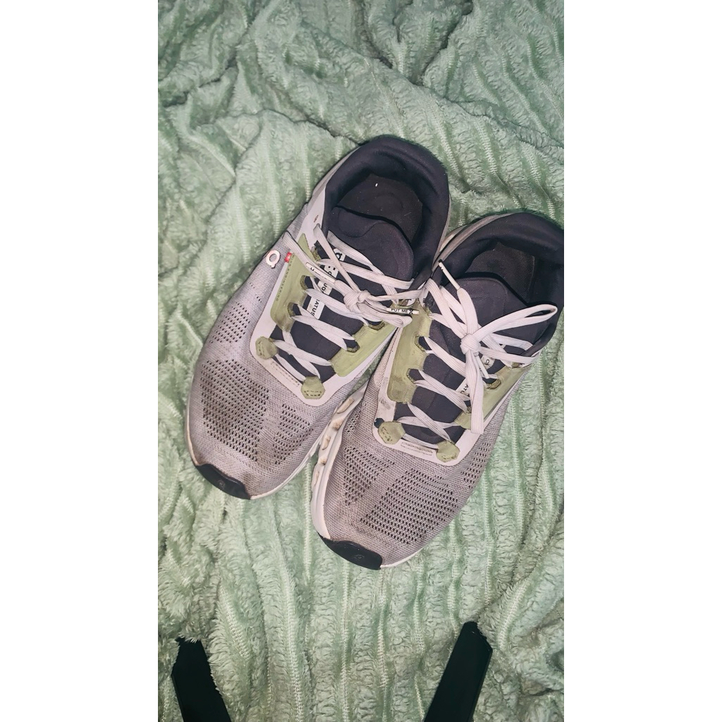 Sepatu OnCloud running