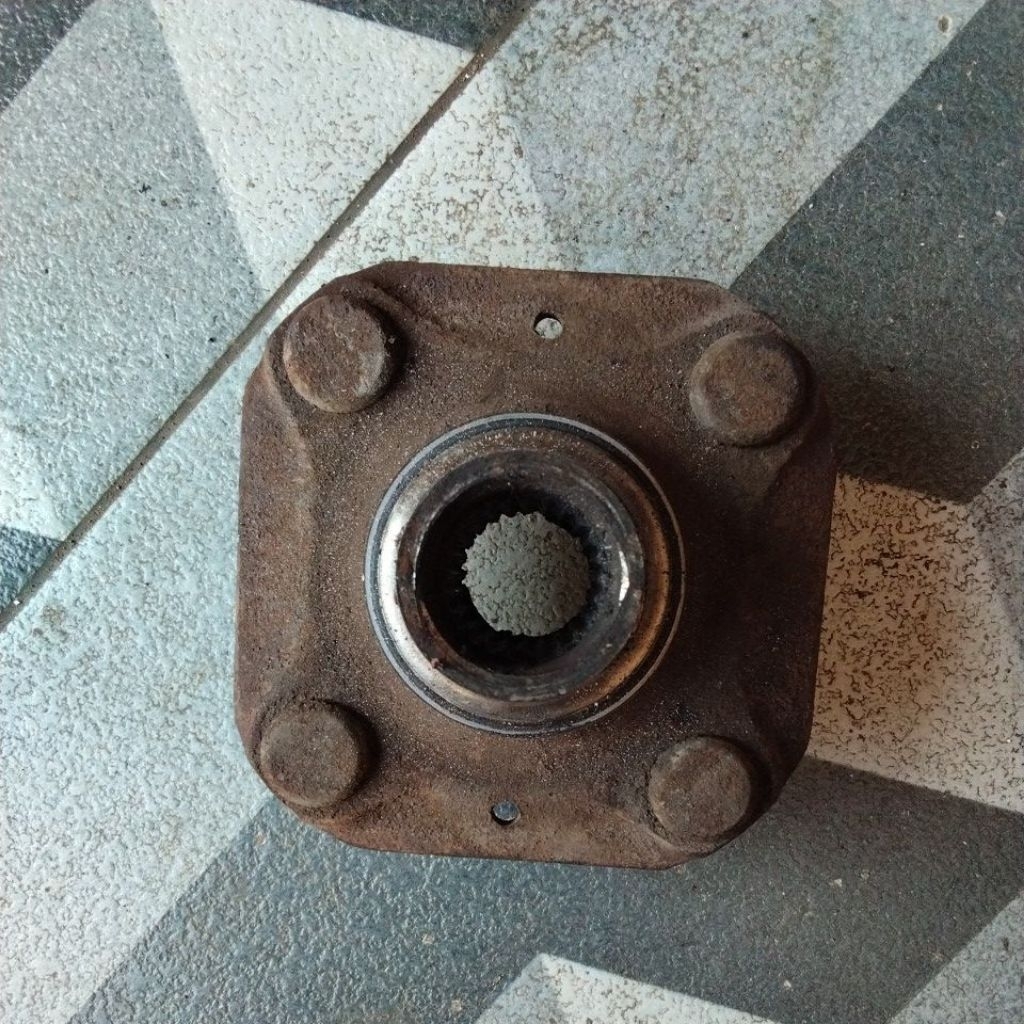 nap roda depan Daihatsu charade CX