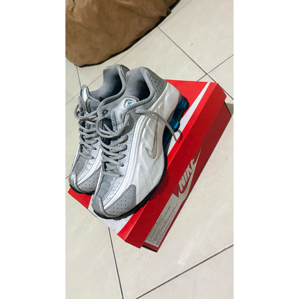 NIKE SHOX R4