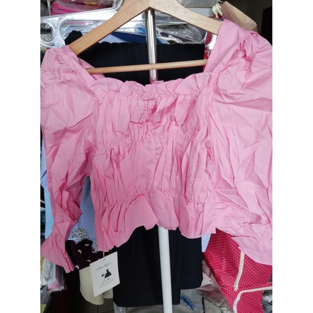 Sabrina kerut lengan balon brand FREE STYLE (barang asli bangkok / bkk) warna pink, model crop top