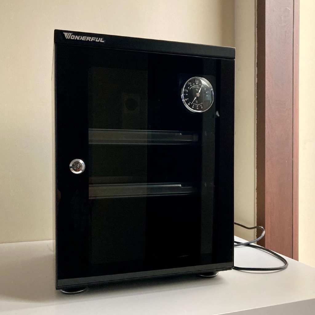 LIKE NEW WONDERFUL DRY CABINET/DRY BOX CAMERA AD-040C