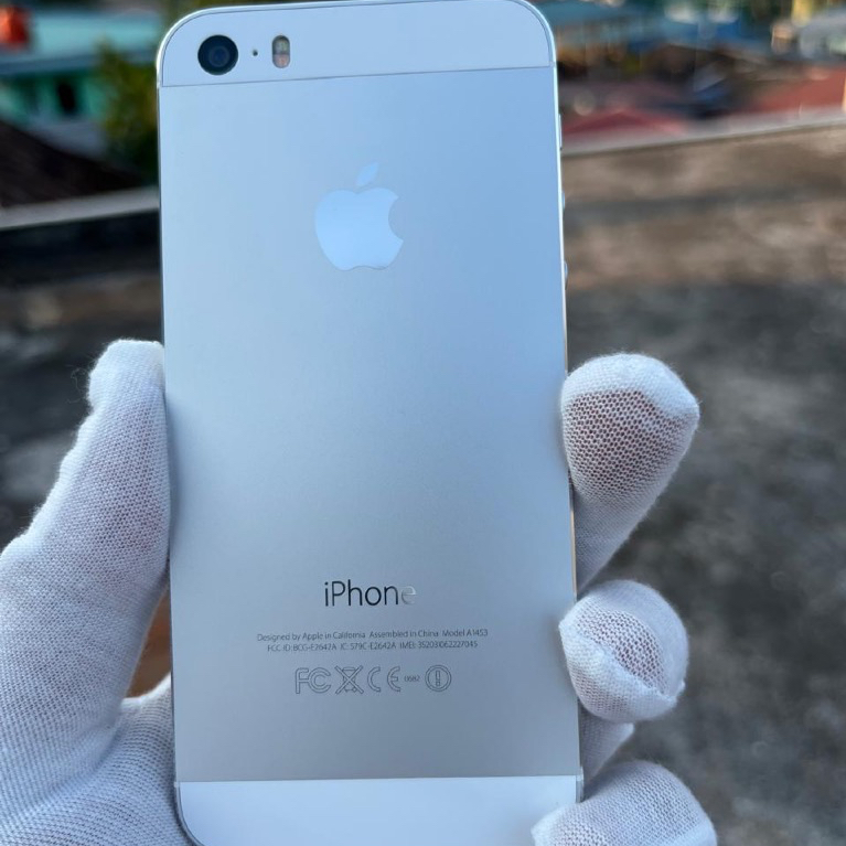 Apple iPhone 5S 16GB Silver USA iCloud OFF Battery 100% Mulus Like New