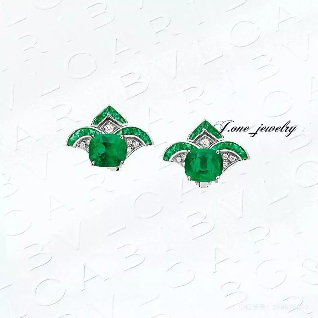 Anting Roman Wonders Emerald Cut