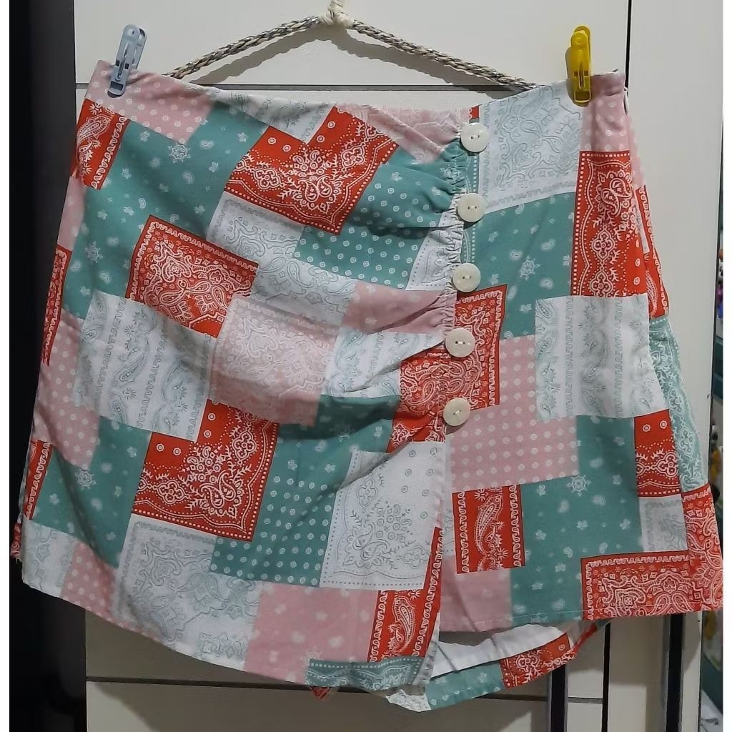 Preloved - Celana pendek hotpants multicolor untuk wanita merk Pomelo