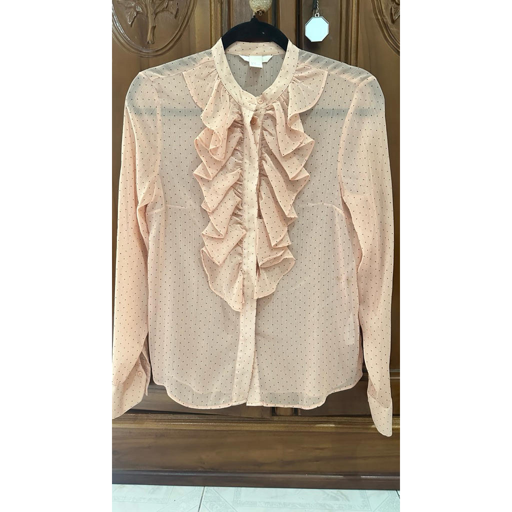 Preloved kemeja H*M Blouse wanita lengan panjang motif polkadot warna pink muda dengan ruffle depan 