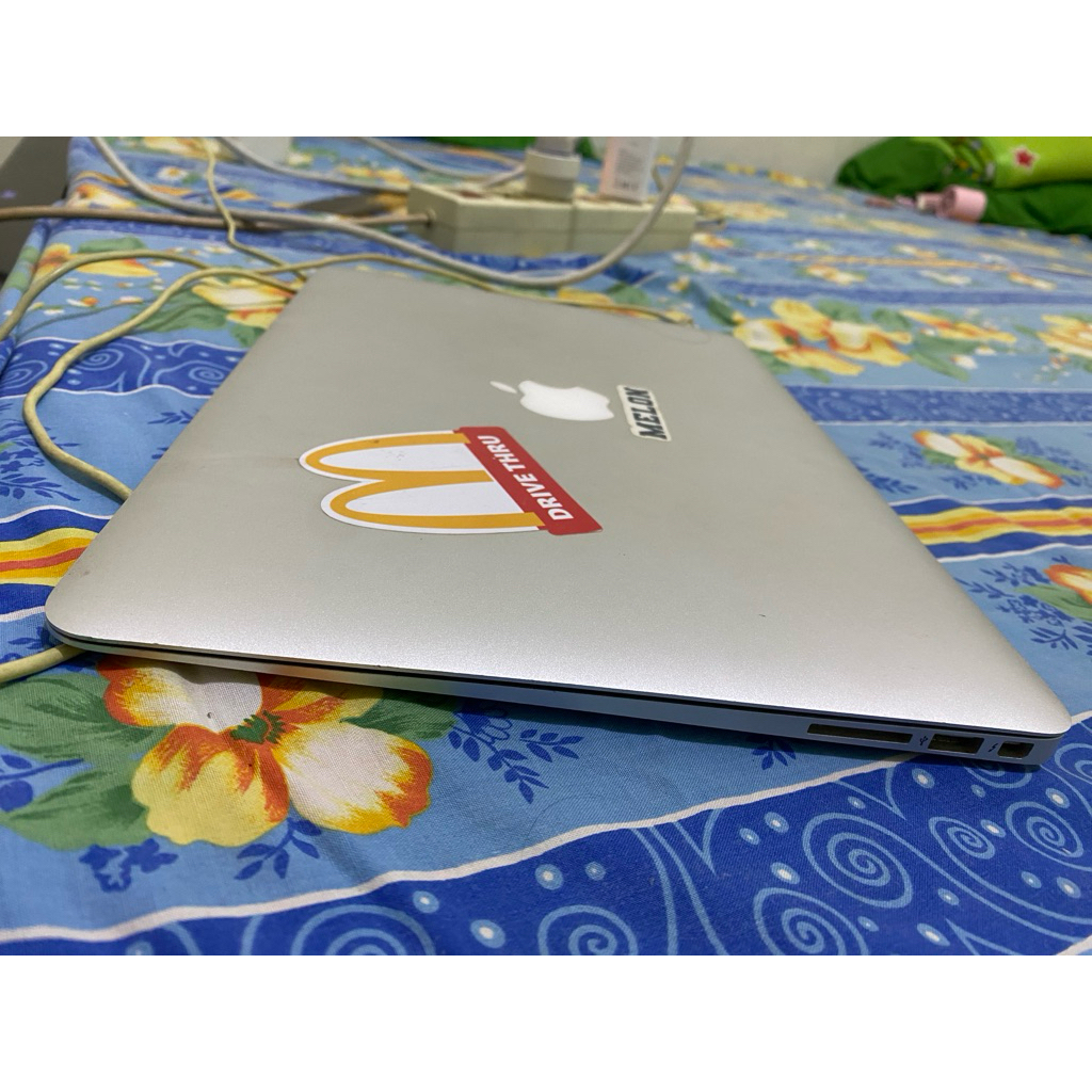 Laptop Apple MacBook air 2017 warna silver bekas dengan stiker