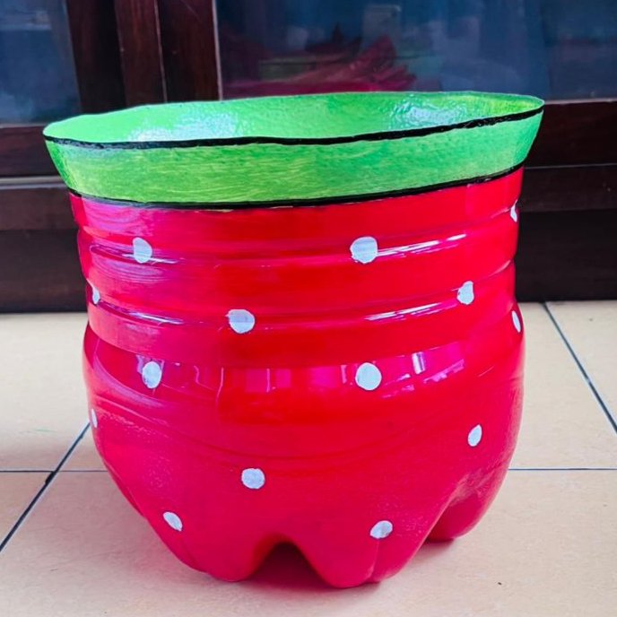 Pot Tanaman Lucu dan Unik motif Strowberry Merah dari galon le mineral