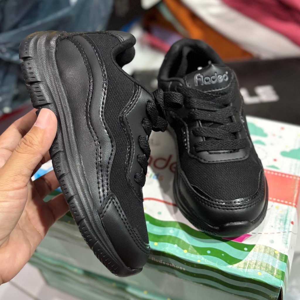 Sepatu Sneakers Anak Fladeo Warna Hitam dengan Tali Kasual
