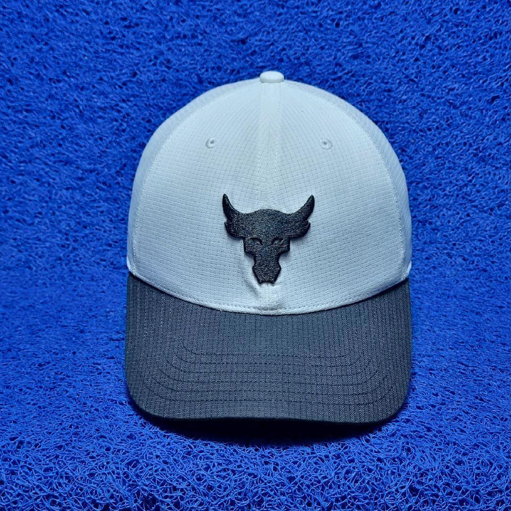 topi olahraga project rock dua warna