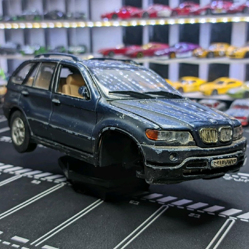 Motormax BMW X5 Biru Loose Junk Diecast Skala 1:24