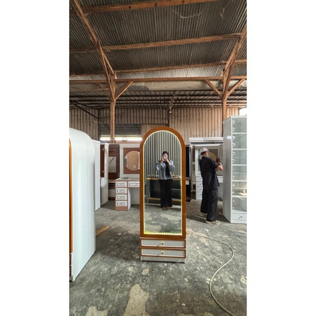 Solofurnish.ofc Standing Mirror Rak lengkung milea