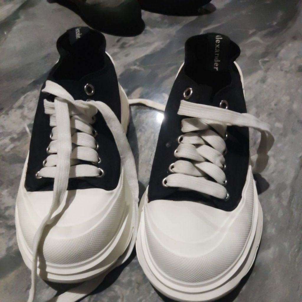 sepatu Alexander McQueen bekas pakai zise 38 insole 235