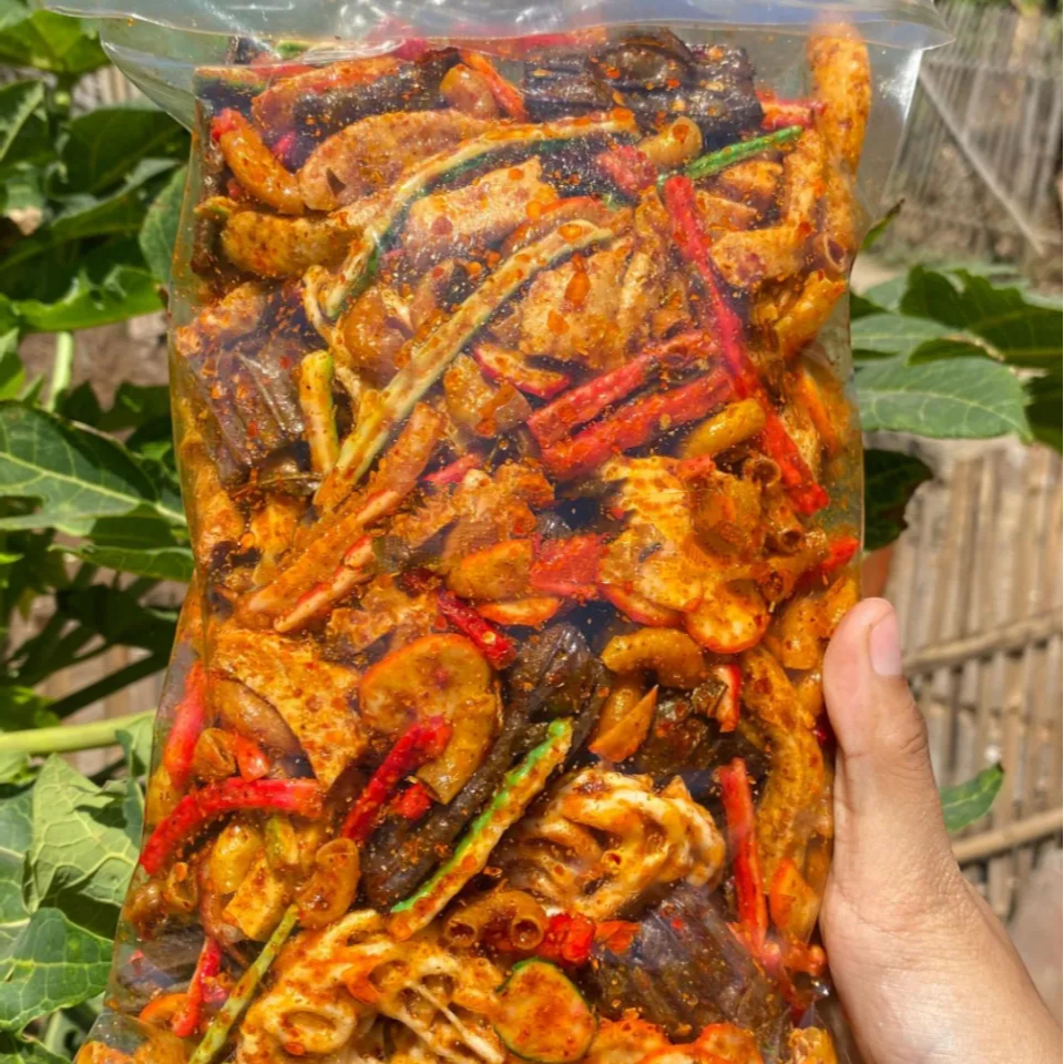 

seblak campur pedas daun jeruk mix1000Gram basreng,kurupuk jengkol,kurupuk jaat beton,kerupuk mawar rafael,cimol kering,makaroni,pilus cikur