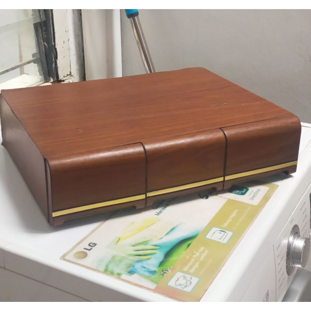 Kotak Rak Kayu Penyimpanan Kaset Pita Coklat list Gold