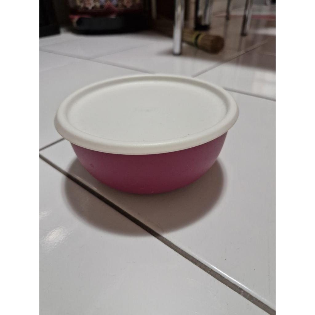 mangkok tupperware dengan tutup
