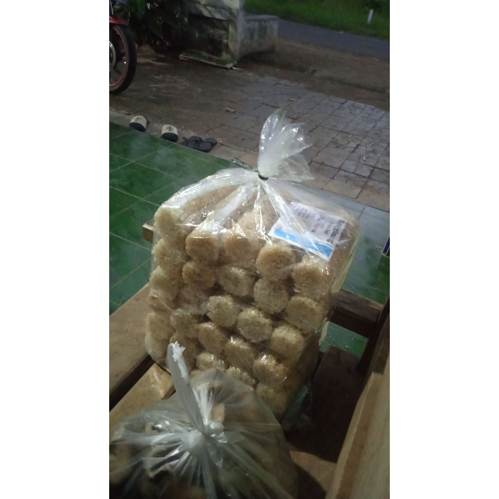 

dua putra rengginang mentah isi 24 berat 400g