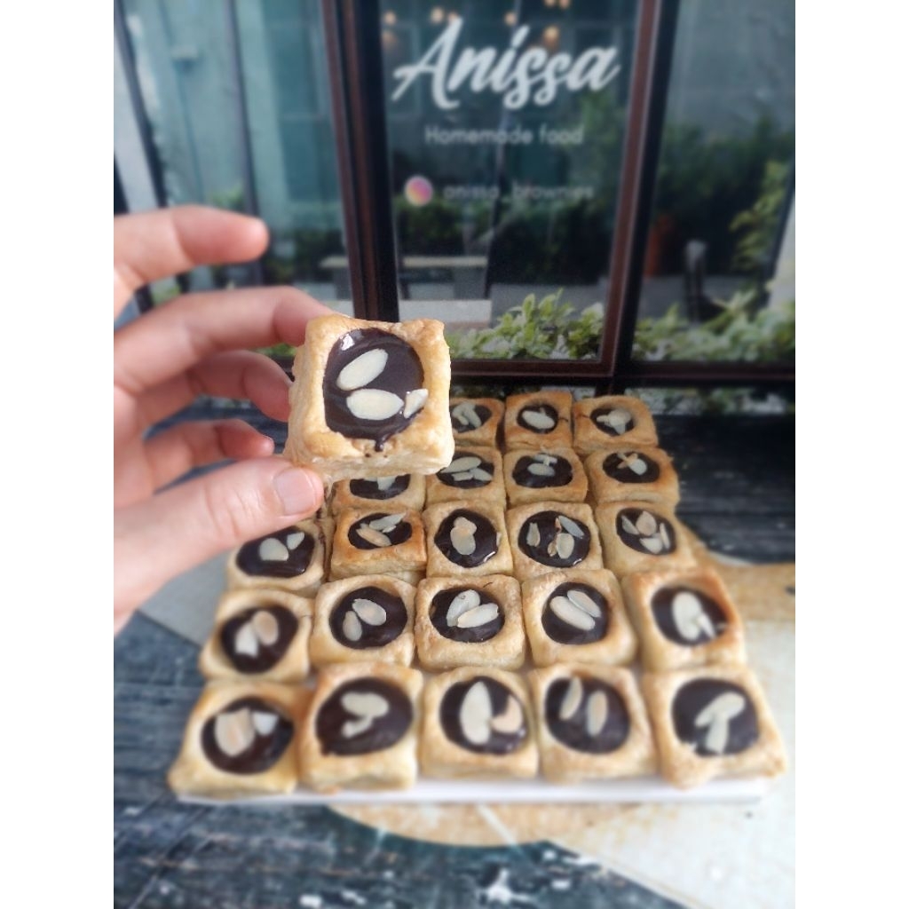 

Pastry Choco Almond | 20 Pc |10 pc | Hampers