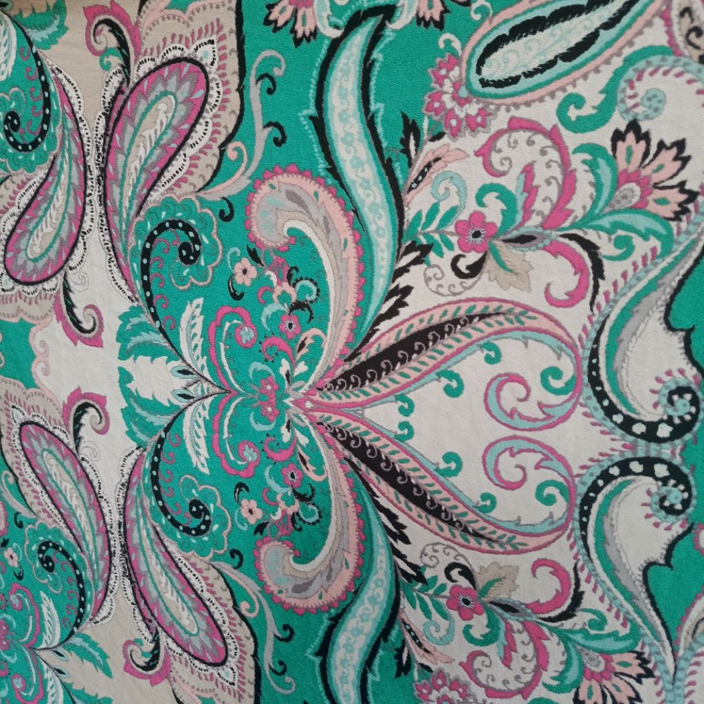 Kain wolly crepe - kain moscrepe - kain zara crepe - kain crepe motif  MAt