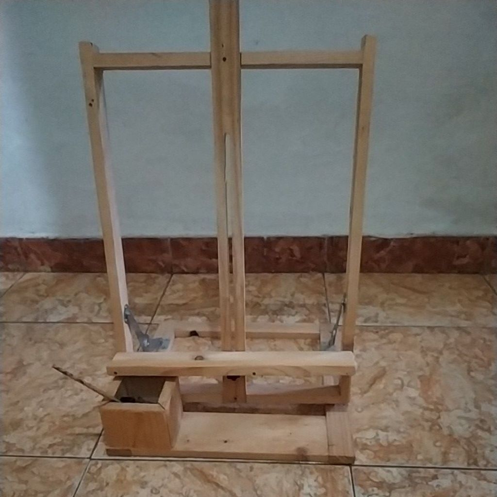 

STANDING MEJA + KANVAS LUKIS