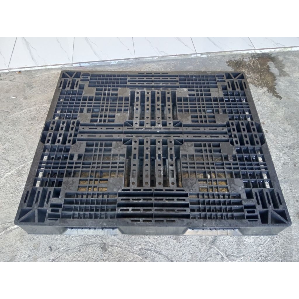 

palet plastik ukuran 130x110x15 cm