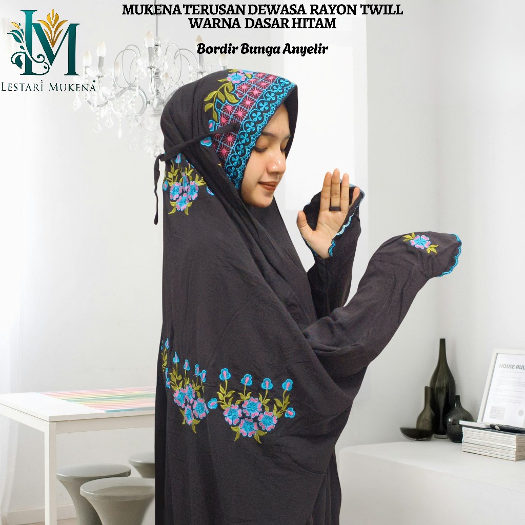 Mukena Terusan Bahan Rayon Twill Warna Dasar Hitam Motif Bordir Bunga Anyelir