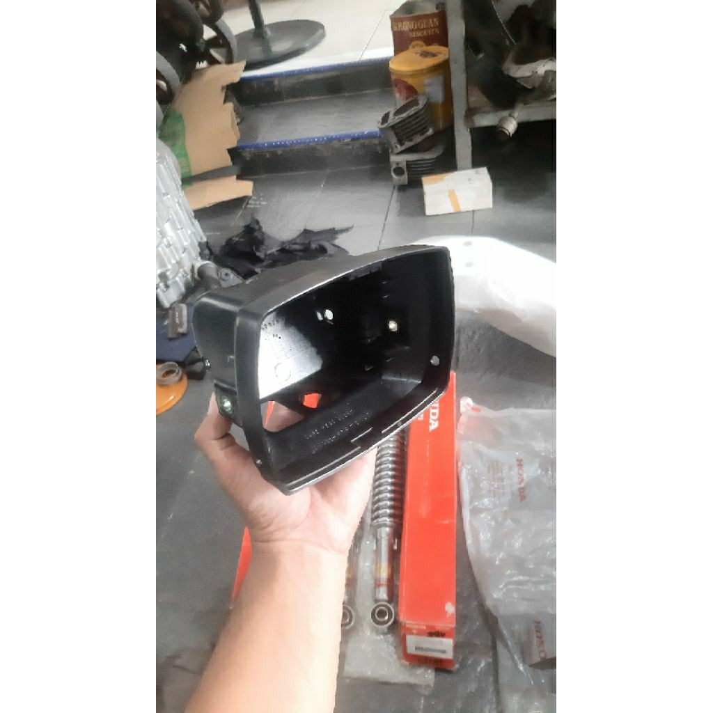 Batok Lampu Win100 Tahun Tua