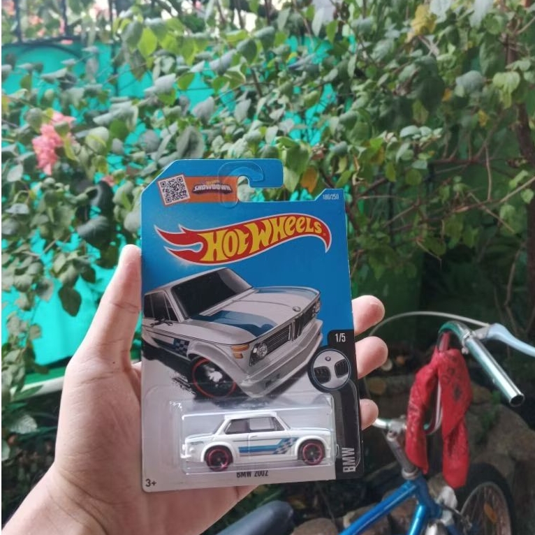 HOT WHEELS BMW 2002 WHITE (2011 Reguler series)