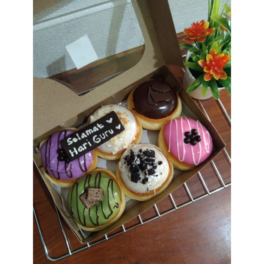 

Donat isi 6 pcs toping glaze plus tulisan + lilin