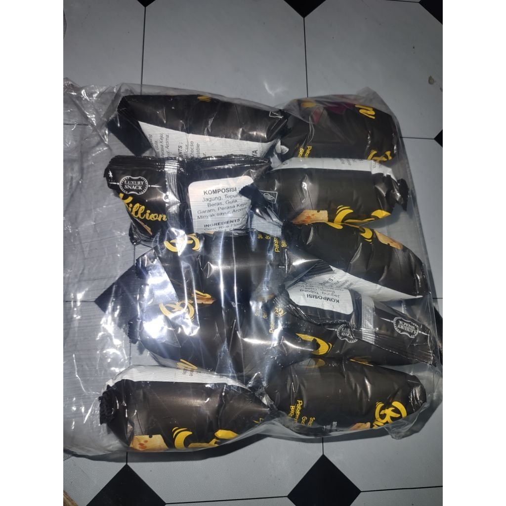 

chiki berhadiah panser dan bilion 1 pak isi 10